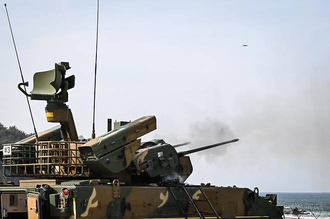 육군은 지난달 30일부터 강원도 고성 해안 일대에서 대공 실사격 훈련을 실시했다고 2일 밝혔다.이번 훈련은 적 공중위협 대비 방공작전능력 향상과 저고도 대공방어태세 강화를 목적으로 계획되었다. 사진은 2기갑여단 비호복합이 표적기를 향해 30mm 대공포를 발사하고 있다. 육군 제공