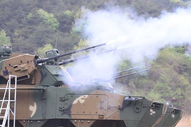 육군은 지난달 30일부터 강원도 고성 해안 일대에서 대공 실사격 훈련을 실시했다고 2일 밝혔다.이번 훈련은 적 공중위협 대비 방공작전능력 향상과 저고도 대공방어태세 강화를 목적으로 계획되었다. 사진은 21보병사단 천호가 표적기를 향해 30mm 대공포를 발사하고 있다. 육군 제공