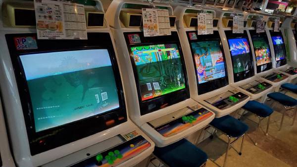 캡콤 '스트리트 파이터' 시리즈가 종류 별로 주욱 깔려있다. 맞은 편에 상대가 이어서 대결하는 방식이다.