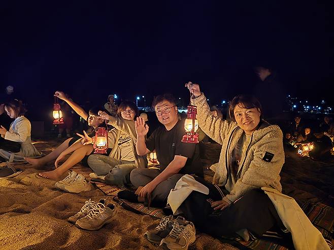 하동군자원봉사센터에서 진행한 프로젝트 '하동 자원봉사 첫걸음  인생 2막 첫걸음' 참가자들이 지난해 10월19일 경남 하동군 악양면 평사리 공원에서 열린 '섬진강 달마중' 행사에서 기념사진을 찍고 있다. (사진=하동군자원봉사센터)