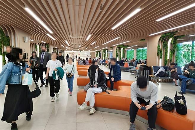 평일 터미널의 모습. 고속버스에&nbsp;탑승하기 위한 승객들로 항상 붐빈다.