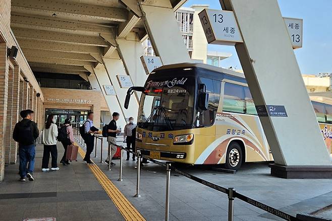 고속버스를 예매할 때는 만석인데, 막상 탑승해 보면 빈자리가 꼭 한두 자리는 있다.