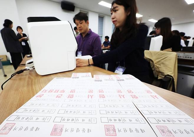 1일 경기도 수원시 권선구 중앙선거관리위원회 선거연수원에서 열린 ‘제21대 대통령선거 공관 재외선거 담당자 투표관리 교육’에서 참석자들이 재외투표용지 발급기 운영 실습을 하고 있다. 수원/연합뉴스