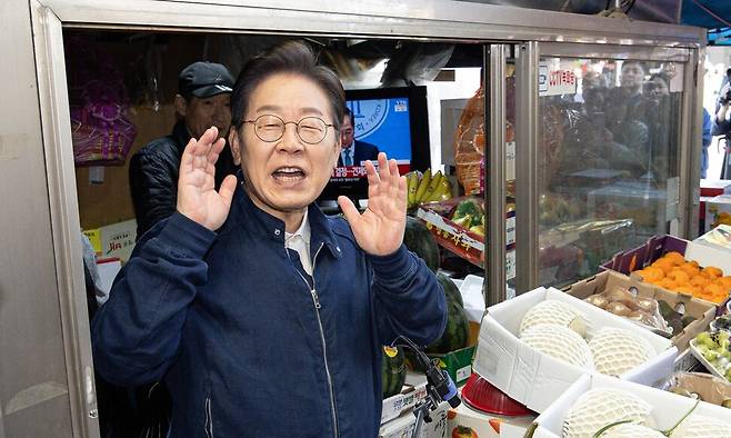 이재명 더불어민주당 대통령 후보가 ‘골목골목 경청투어’ 접경지역 방문 이틀째인 2일 강원 철원군 동송 전통시장에서 시민들에게 인사하고 있다. 공동취재 사진