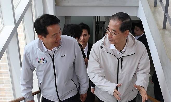 한덕수 전 국무총리가 2일 국회에서 대선 출마를 선언한 뒤 첫 일정으로 서울 종로구 돈의동 쪽방촌을 방문해 오세훈 서울시장의 안내로 쪽방상담소 시설을 둘러보고 있다.강창광 선임기자 chang@hani.co.kr