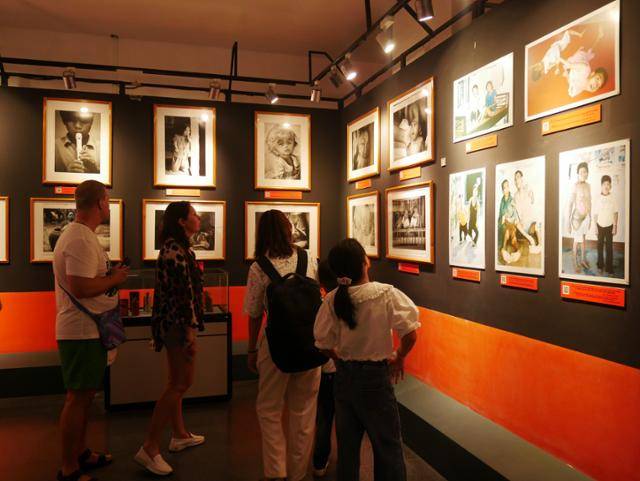 지난달 15일 베트남 호찌민시 전쟁증적 박물관 내 고엽제 피해자 전시관에서 관광객들이 다양한 모습의 피해자가 담긴 전시물을 관람하고 있다. 호찌민=허경주 특파원