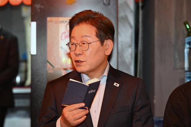 이재명 더불어민주당 대통령 후보가 1일 서울 종로구의 한 음식점에서 열린 비전형 노동자 간담회에 참석해 발언하고 있다. 뉴스1