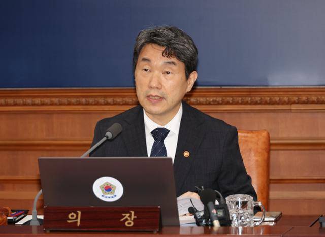 이주호 대통령 권한대행 부총리 겸 교육부 장관이 2일 서울 종로구 정부서울청사에서 열린 국무회의에서 발언을 하고 있다. 뉴스1