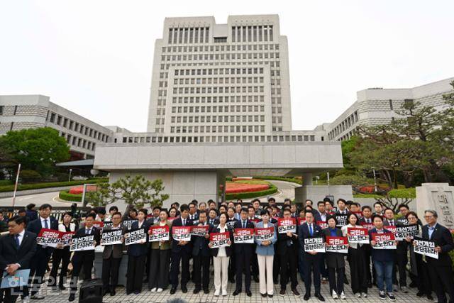 더불어민주당 의원들이 2일 서울 서초구 대법원 앞에서 이재명 대선 후보의 공직선거법 위반 사건 유죄 취지 파기환송 결정 규탄 기자회견을 열고 있다. 강예진 기자