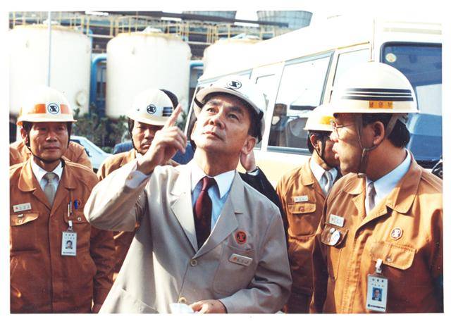 박태준(가운데) 전 포스코 명예회장이 직원들과 함께 제철소 현장을 둘러보고 있다. 포스코 제공