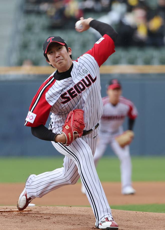 2025 KB0리그 프로야구 LG트윈스와 두산베어스의 경기가 13일 오후 서울 잠실야구장에서 열렸다. LG 선발 손주영이 등판해 공을 던지고 있다. 잠실=김민규 기자 mgkim1@edaily.co.kr /2025.04.13/