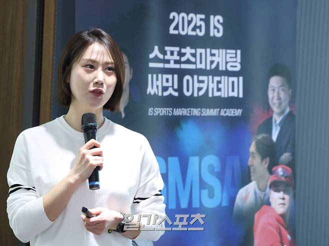 '일간스포츠(IS) 스포츠 마케팅 써밋 아카데미(Sports Marketing Summit Academy·SMSA)'가 30일 오후 서울 중구 KG타워에서 열렸다. 김하늘 프로가 '갤러리를 몰고 다니는 팬덤의 여왕' 주제로 강연을 하고 있다. 올해로 3회째를 맞는 SMSA는 매주 스포츠마케팅 최고전문가들과 화려한 셀럽 라인업을 강단으로 구성, 지난 23일부터 6월 18일까지 9주 동안(매주 수요일) KG타워 13층 대회의실에서 진행된다. 서병수 기자 qudtn@edaily.co.kr /2025.04.30/