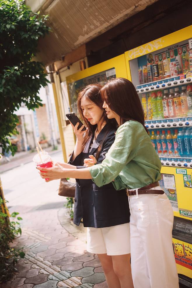 올리비아로렌이 인기 인플루언서 김선영·송유진 모녀와 함께 선보인 모녀룩 특별 화보 이미지. OVLR 제공