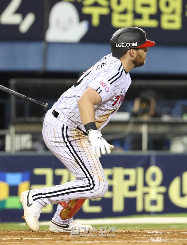 2025 KB0리그 프로야구 LG트윈스와 NC다이노스의 경기가 23일 오후 서울 잠실야구장에서 열렸다. 5회말 무사 1루 오스틴이 2루타를 치고 있다. 잠실=김민규 기자 mgkim1@edaily.co.kr /2025.04.23/