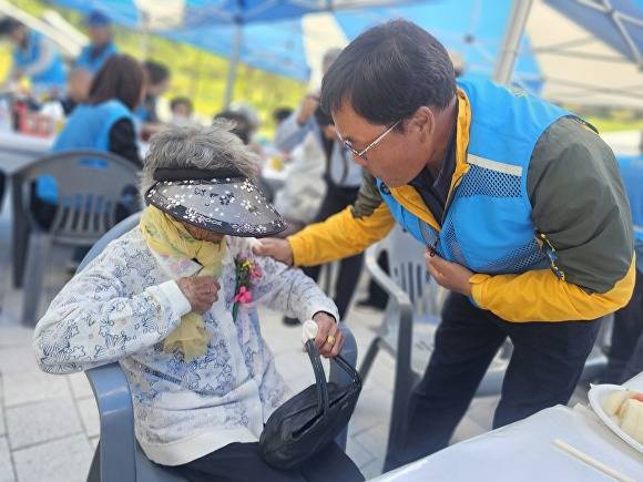 성주읍 지역사회보장협의체의 지역 어르신 봄나들이 행사가 열리고 있다 [사진=성주군]