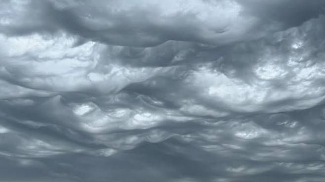 어제(1일) 서울 등 수도권에서 목격된 구름 (사진, SNS)