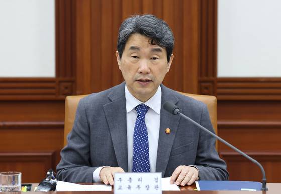 2일부터 대통령 권한대행을 맡게되는 이주호 사회부총리 겸 교육부 장관이 1일 서울 종로구 정부서울청사에서 열린 사회관계장관회의에서 발언을 하고 있다. 뉴스1