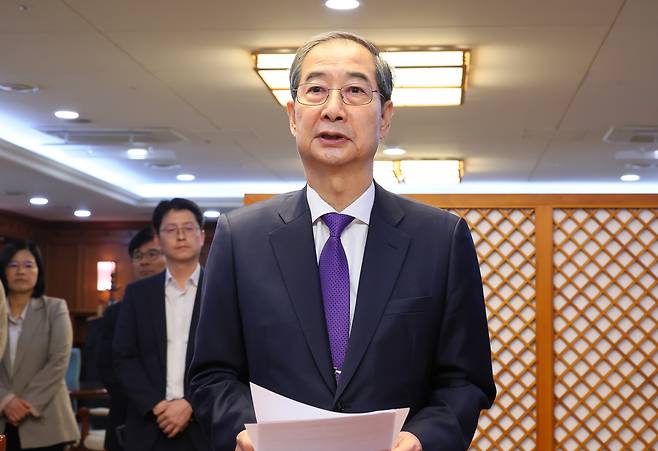 한덕수 대통령 권한대행 국무총리가 1일 오후 서울 종로구 정부서울청사에서 대국민담화를 통해 사퇴를 표명한 뒤 청사 집무실에서 직원들에게 당부의 말을 하고 있다. 사진 총리실