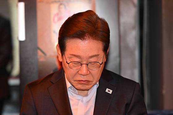 이재명 더불어민주당 대선 후보가 1일 서울 종로구의 한 음식점에서 열린 비전형 노동자 간담회에 참석해 생각에 잠겨 있다. 대법원 전원합의체는 이날 이 후보에게 무죄를 선고한 원심 판결을 파기하고 사건을 서울고법으로 돌려보냈다. 김성룡 기자