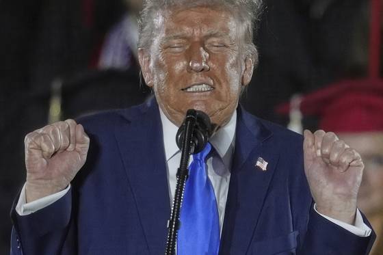 도널드 트럼프 미국 대통령이 1일(현지시간) 앨라배마대학교 졸업식에서 트랜스젠더 역도 선수에 대해 연설하며 특유의 과장된 표정을 짓고 있다. AP=연합뉴스