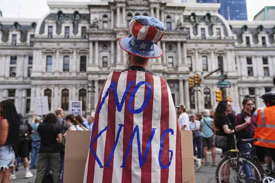 필라델피아에서 1일(현지시간) 열린 노동절 집회에서 한 남자가 "No King"이라고 적힌 옷을 착용하고 트럼프 대통령을 비판하고 있다. ap=연합뉴스