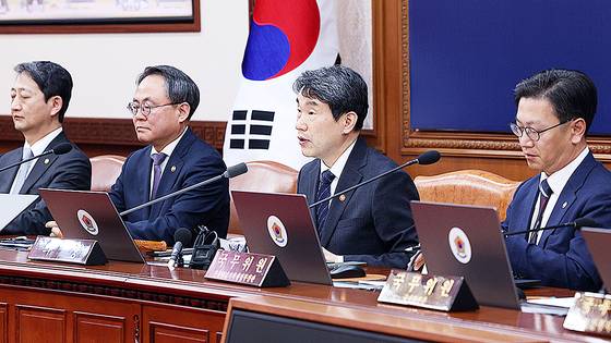 이주호 대통령 권한대행 부총리 겸 교육부장관이 2일 서울 종로구 정부서울청사에서 열린 임시 국무회의에서 모두발언을 하고 있다. 대통령실사진기자단