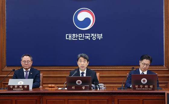 이주호 대통령 권한대행 부총리 겸 교육부장관이 2일 서울 종로구 정부서울청사에서 열린 임시국무회의에서 모두발언을 하고 있다. [사진 대통령실사진기자단]