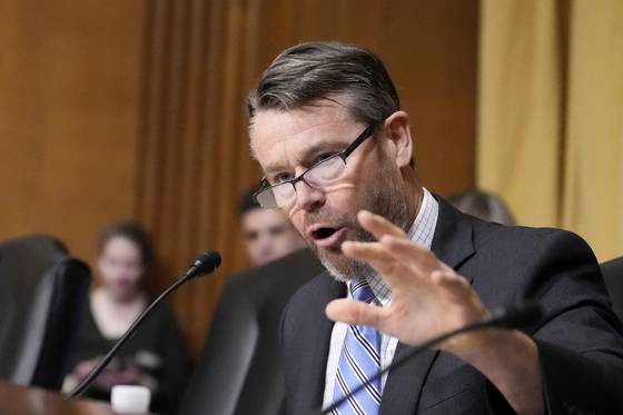 토드 영 미국 인디애나주 상원의원이 지난달 메흐메트 오즈 건강보험청장 인사 청문회에서 발언하는 모습. AP=연합뉴스