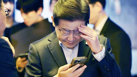 더불어민주당 이재명 대통령 후보가 노동절인 1일 오후 서울 종로구 삼일대로 한 식당에서 열린 민생시리즈2 〈비전형 노동자 간담회〉를 마치고 스마트폰을 보고 있다. 김성룡 기자