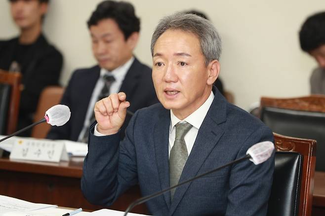 CJB 청주방송 사장을 지낸 신규식 충북테크노파크 원장 후보자가 4월23일 충북도의회 인사청문회에 참석해 발언하고 있다. /연합뉴스