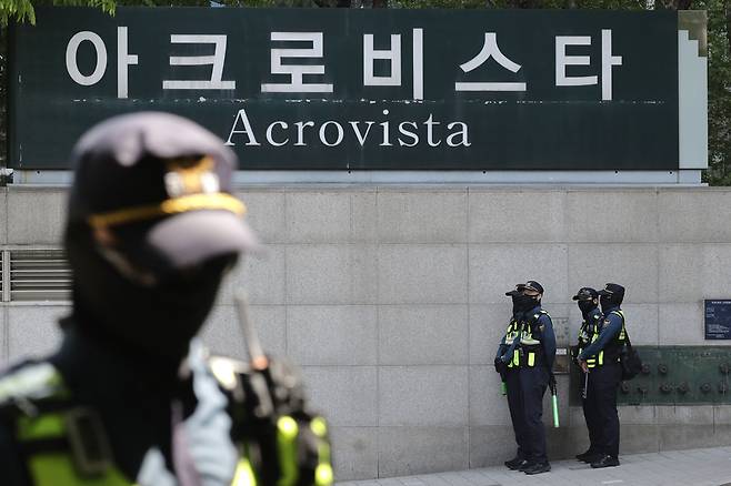 검찰이 윤석열 전 대통령 사저에 대한 압수수색에 착수한 4월30일 서울 서초동 아크로비스타에 경찰이 경계 근무를 서고 있다. /뉴시스
