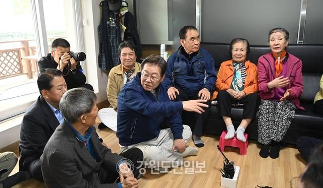 ▲ 이재명 더불어민주당 대선 후보가 2일 화천 아4리 경로당을 방문, 어르신들과 화천지역 현안에 대해 이야기하고 있다. 서영