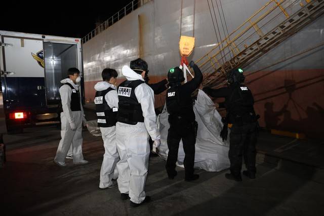 동해지방해양경찰청 관계자 등이 지난달 2일 강릉시 옥계항에 정박한 외국 선박에서 코카인으로 추정되는 대량의 마약을 적발했다. 동해지방해양경찰청 제공