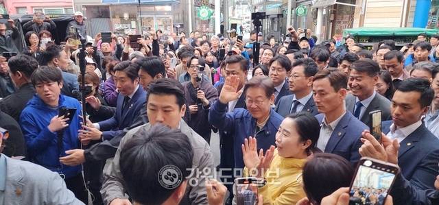 ▲ 이재명 후보가 2일 오후 6시 35분 거진전통시장을 들어서며 주민들의 환호에 미소를 지으며 화답하고 있다.