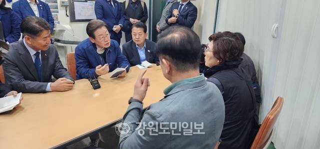 ▲ 이재명 후보가 거진전통시장 상인들과 즉석 미니 간담회를 갖고 고민들을 경청하고 있다.