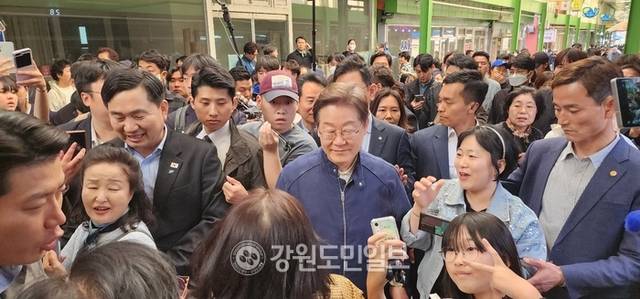 ▲ 더불어민주당 이재명 대선 후보가 2일 국민과 직접 만나 민심을 듣는 ‘경청 투어’를 위해 접경지역인 인제군을 방문했다. 이재명 후보가 원통시장에서 주민들과 스킨십하고 있다. 이동명