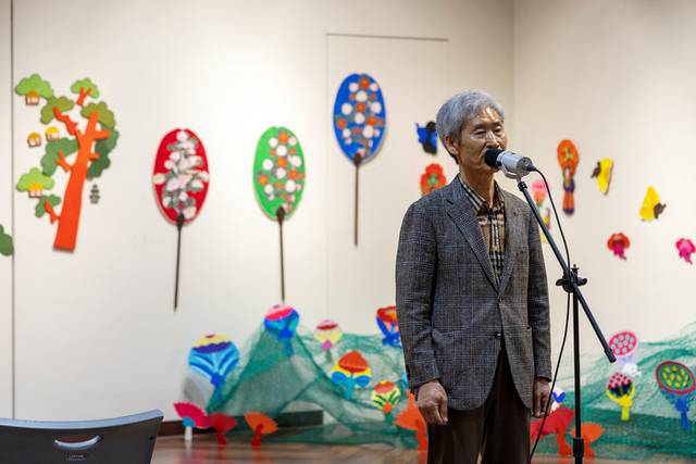 ▲ 오석환 조선민화박물관장이 방문객들에게 인사말을 하고 있다.