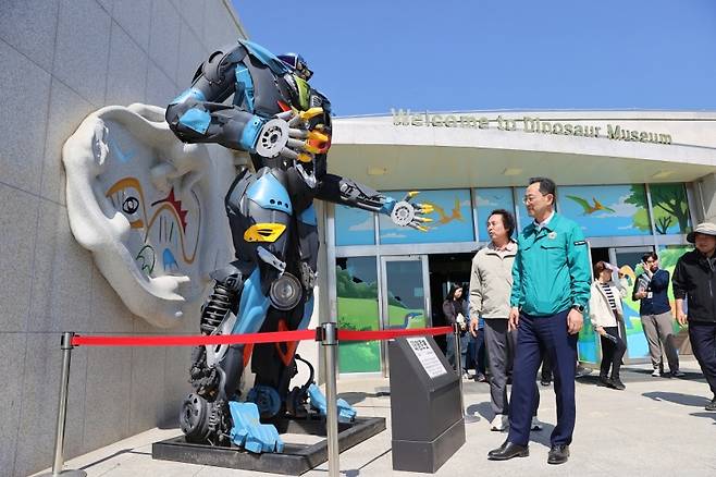 ▲ 명현관 해남군수가 공룡박물관 정크아트 로봇 등 현장 점검을 하고 있다 [전남 해남군]