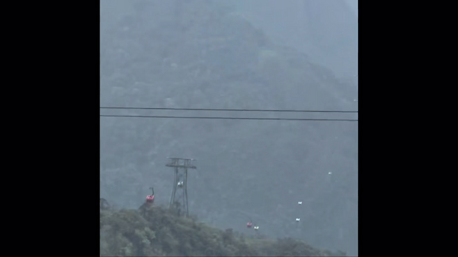 베트남 사파 산악지대에 설치된 케이블카가 고장으로 4시간여 동안 운행 도중 멈춰선 모습(사진제공: 제보자 김주섭)