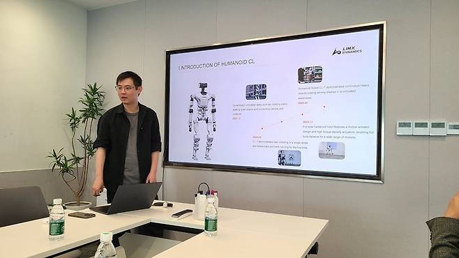 장웨이 림스 최고기술책임자가 로봇 설계 과정을 설명하고 있다. / 선전=강경주 기자