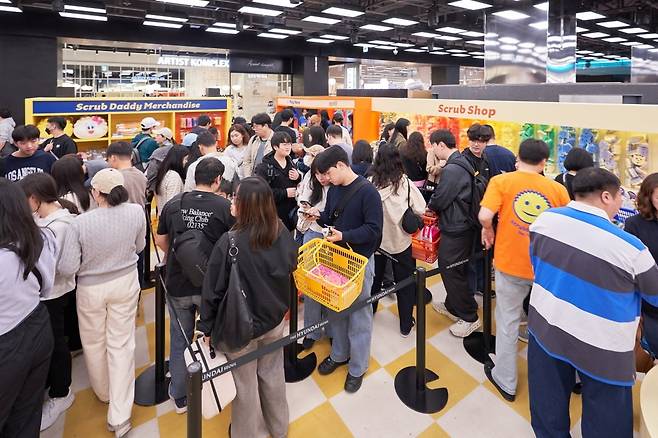 더현대서울에서 열린 스크럽대디 팝업스토어가 사람들로 붐비고 있다. (사진=스크럽대디)