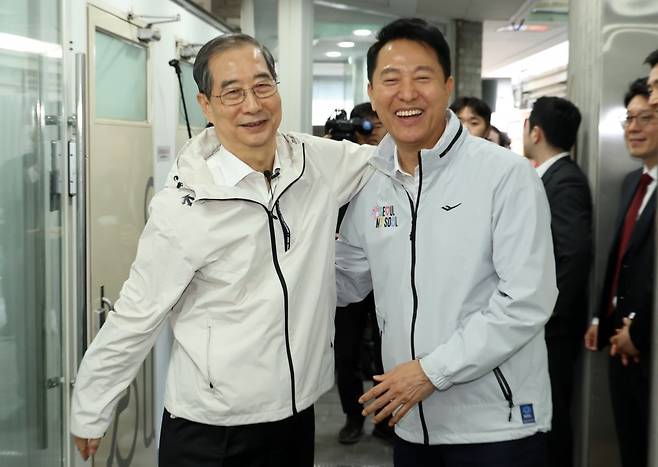 대선에 출마한 한덕수 전 총리(왼쪽)가 2일 서울 종로구 주민공동시설 '새뜰집'에서 오세훈 서울시장과 인사하고 있다. 뉴스1