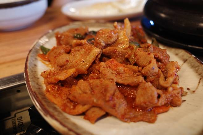 서울 강남구 도산대로에 위치한 '장독대김치찌개' 청담점의 제육볶음. 사진=이준형 블루밍비트 기자