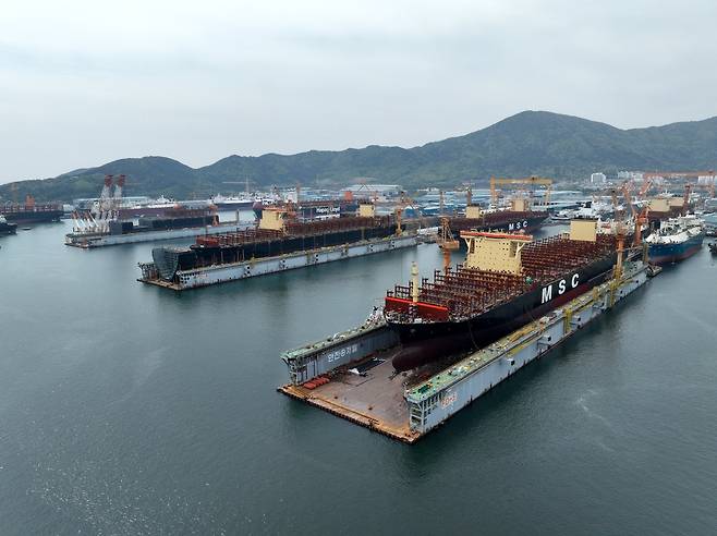 한화오션이 생산력 향상을 위해 도입한 부유식 독(건조공간)과 6500t급 초대형 해상 크레인. 한화오션 제공