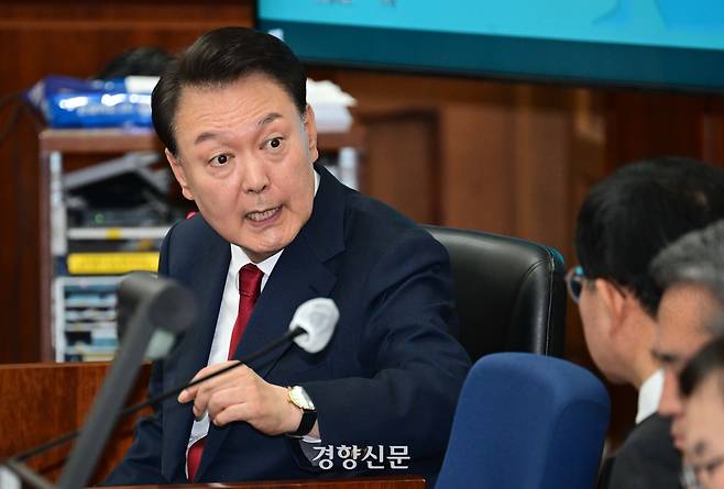 12·3 비상계엄을 선포해 내란 우두머리 혐의로 재판에 넘겨진 윤석열 전 대통령이 지난달 21일 오전 서울 서초구 서울중앙지법 417호 법정에 앉아 변호인단과 대화를 하고 있다.   이준헌 기자