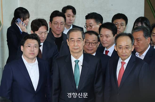 한덕수 전 국무총리(가운데)가 2일 대선 출마 선언을 하기 위해 국회 소통관으로 이동하고 있다. 박민규 선임기자