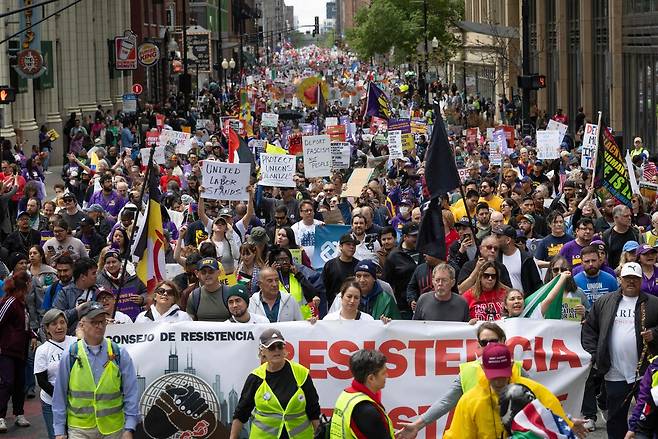 노동절 집회 참가자들이 1일(현지시간) 일리노이주 시카고에서 도널드 트럼프 미국 대통령의 정책에 항의하며 행진하고 있다. AFP연합뉴스
