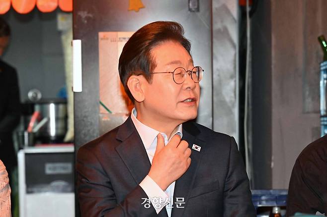 이재명 더불어민주당 대선 후보가 지난 1일 서울 종로구의 한 음식점에서 열린 비전형 노동자 간담회에 참석해 노동자들의 발언을 경청하고 있다. 대법원 전원합의체는 이날 이 후보에게 무죄를 선고한 원심판결을 파기하고 사건을 서울고법으로 돌려보냈다. 박민규 선임기자