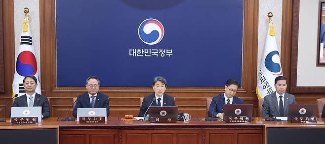 Acting President and Deputy Prime Minister Lee Ju-ho (center) presides over an extraordinary Cabinet meeting at the Government Complex Seoul on Friday. (Yonhap)