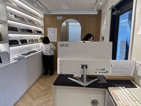 Customers browse and test mechanical keyboards at the keyboard testing cafe Bestwhy in Yongsan District, central Seoul, on April 21. [WOO JI-WON]